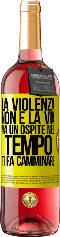 29,95 € Spedizione Gratuita | Vino rosato Edizione ROSÉ La violenza non è la via, ma un ospite nel tempo ti fa camminare Etichetta Gialla. Etichetta personalizzabile Vino giovane Raccogliere 2024 Tempranillo