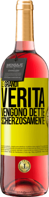 29,95 € Spedizione Gratuita | Vino rosato Edizione ROSÉ Le grandi verità vengono dette scherzosamente Etichetta Gialla. Etichetta personalizzabile Vino giovane Raccogliere 2023 Tempranillo