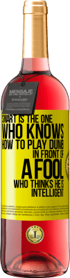 29,95 € 送料無料 | ロゼワイン ROSÉエディション レディは愚かなプレーの仕方を知っている人です...彼が賢いと思う愚か者の前で 黄色のラベル. カスタマイズ可能なラベル 若いワイン 収穫 2025 Tempranillo