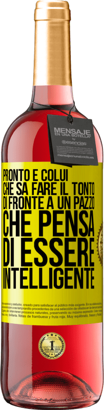 29,95 € Spedizione Gratuita | Vino rosato Edizione ROSÉ Pronto è colui che sa fare il tonto ... di fronte a un pazzo che pensa di essere intelligente Etichetta Gialla. Etichetta personalizzabile Vino giovane Raccogliere 2023 Tempranillo