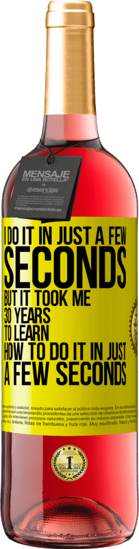 29,95 € 送料無料 | ロゼワイン ROSÉエディション 私はほんの数秒でそれをします、しかし私はほんの数秒でそれをする方法を学ぶのに30年かかりました 黄色のラベル. カスタマイズ可能なラベル 若いワイン 収穫 2025 Tempranillo