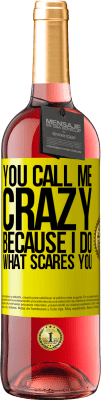 29,95 € 送料無料 | ロゼワイン ROSÉエディション 私はあなたを怖がらせることをするので、あなたは私を狂ったと呼びます 黄色のラベル. カスタマイズ可能なラベル 若いワイン 収穫 2025 Tempranillo