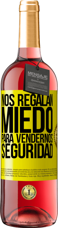 29,95 € Envío gratis | Vino Rosado Edición ROSÉ Nos regalan miedo para vendernos seguridad Etiqueta Amarilla. Etiqueta personalizable Vino joven Cosecha 2023 Tempranillo
