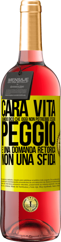 29,95 € Spedizione Gratuita | Vino rosato Edizione ROSÉ Cara vita, quando dico che oggi non potrebbe essere peggio, è una domanda retorica, non una sfida Etichetta Gialla. Etichetta personalizzabile Vino giovane Raccogliere 2025 Tempranillo