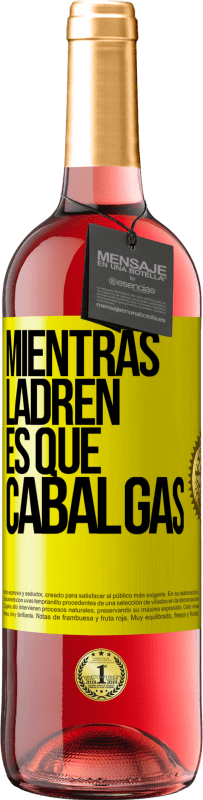 29,95 € Envío gratis | Vino Rosado Edición ROSÉ Mientras ladren es que cabalgas Etiqueta Amarilla. Etiqueta personalizable Vino joven Cosecha 2025 Tempranillo