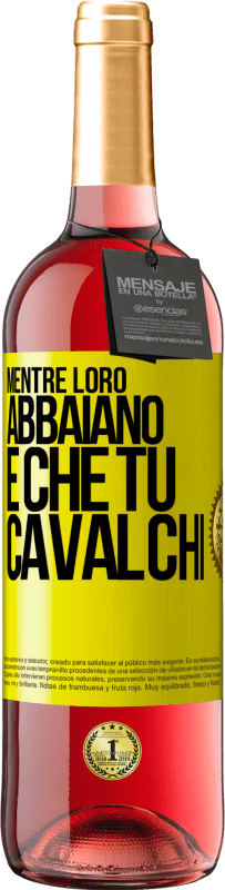 29,95 € Spedizione Gratuita | Vino rosato Edizione ROSÉ Mentre loro abbaiano è che tu cavalchi Etichetta Gialla. Etichetta personalizzabile Vino giovane Raccogliere 2024 Tempranillo