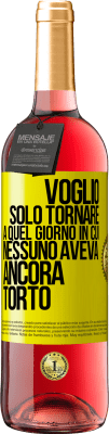 29,95 € Spedizione Gratuita | Vino rosato Edizione ROSÉ Voglio solo tornare a quel giorno in cui nessuno aveva ancora torto Etichetta Gialla. Etichetta personalizzabile Vino giovane Raccogliere 2024 Tempranillo