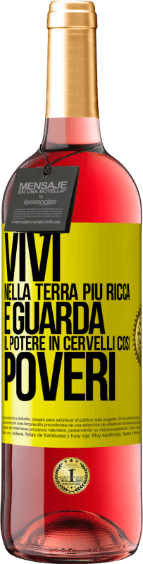 29,95 € Spedizione Gratuita | Vino rosato Edizione ROSÉ Vivi nella terra più ricca e guarda il potere in cervelli così poveri Etichetta Gialla. Etichetta personalizzabile Vino giovane Raccogliere 2023 Tempranillo