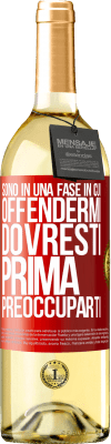 29,95 € Spedizione Gratuita | Vino bianco Edizione WHITE Sono in una fase in cui offendermi, dovresti prima preoccuparti Etichetta Rossa. Etichetta personalizzabile Vino giovane Raccogliere 2024 Verdejo