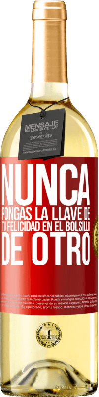 29,95 € Envío gratis | Vino Blanco Edición WHITE Nunca pongas la llave de tu felicidad en el bolsillo de otro Etiqueta Roja. Etiqueta personalizable Vino joven Cosecha 2024 Verdejo