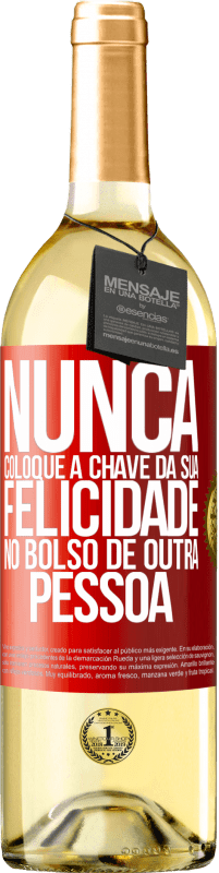 29,95 € Envio grátis | Vinho branco Edição WHITE Nunca coloque a chave da sua felicidade no bolso de outra pessoa Etiqueta Vermelha. Etiqueta personalizável Vinho jovem Colheita 2024 Verdejo