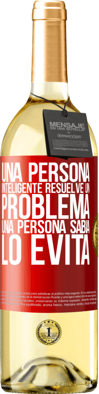 29,95 € Envío gratis | Vino Blanco Edición WHITE Una persona inteligente resuelve un problema. Una persona sabia lo evita Etiqueta Roja. Etiqueta personalizable Vino joven Cosecha 2024 Verdejo