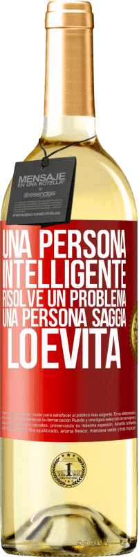 29,95 € Spedizione Gratuita | Vino bianco Edizione WHITE Una persona intelligente risolve un problema. Una persona saggia lo evita Etichetta Rossa. Etichetta personalizzabile Vino giovane Raccogliere 2024 Verdejo