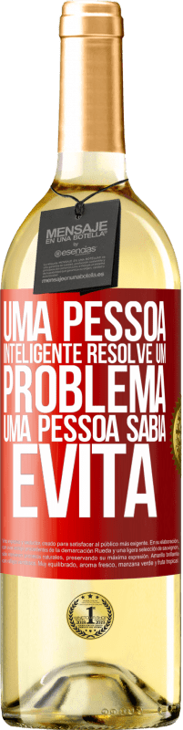 29,95 € Envio grátis | Vinho branco Edição WHITE Uma pessoa inteligente resolve um problema. Uma pessoa sábia evita Etiqueta Vermelha. Etiqueta personalizável Vinho jovem Colheita 2024 Verdejo