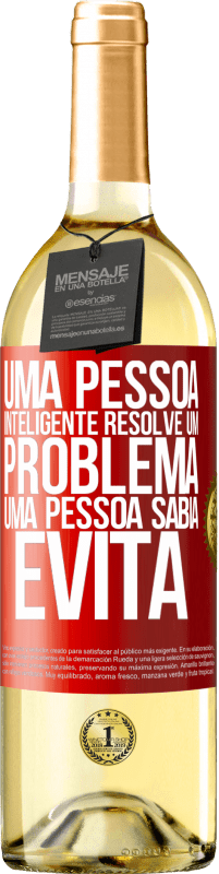 29,95 € Envio grátis | Vinho branco Edição WHITE Uma pessoa inteligente resolve um problema. Uma pessoa sábia evita Etiqueta Vermelha. Etiqueta personalizável Vinho jovem Colheita 2025 Verdejo