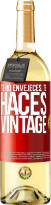 29,95 € Envío gratis | Vino Blanco Edición WHITE Tú no envejeces, te haces vintage Etiqueta Roja. Etiqueta personalizable Vino joven Cosecha 2023 Verdejo