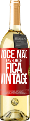 29,95 € Envio grátis | Vinho branco Edição WHITE Você não envelhece, fica vintage Etiqueta Vermelha. Etiqueta personalizável Vinho jovem Colheita 2024 Verdejo