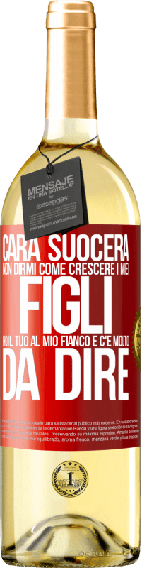 29,95 € Spedizione Gratuita | Vino bianco Edizione WHITE Cara suocera, non dirmi come crescere i miei figli. Ho il tuo al mio fianco e c'è molto da dire Etichetta Rossa. Etichetta personalizzabile Vino giovane Raccogliere 2024 Verdejo