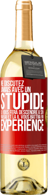 29,95 € Envoi gratuit | Vin blanc Édition WHITE Ne discutez jamais avec un stupide. Il vous fera descendre à son niveau et là il vous battra par expérience Étiquette Rouge. Étiquette personnalisable Vin jeune Récolte 2023 Verdejo