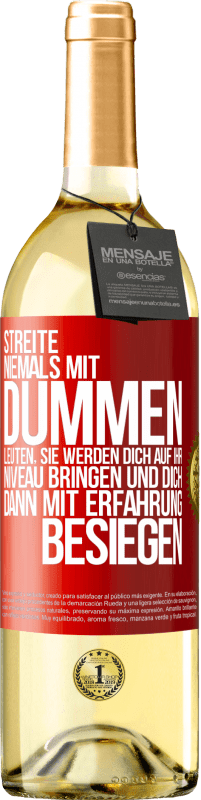 29,95 € Kostenloser Versand | Weißwein WHITE Ausgabe Streite niemals mit dummen Leuten, sie werden dich auf ihr Niveau bringen und dich dann mit Erfahrung besiegen. Rote Markierung. Anpassbares Etikett Junger Wein Ernte 2024 Verdejo