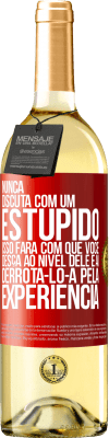 29,95 € Envio grátis | Vinho branco Edição WHITE Nunca discuta com um estúpido. Isso fará com que você desça ao nível dele e aí derrotá-lo-á pela experiência Etiqueta Vermelha. Etiqueta personalizável Vinho jovem Colheita 2023 Verdejo