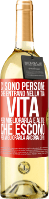 29,95 € Spedizione Gratuita | Vino bianco Edizione WHITE Ci sono persone che entrano nella tua vita per migliorarla e altre che escono per migliorarla ancora di più Etichetta Rossa. Etichetta personalizzabile Vino giovane Raccogliere 2023 Verdejo