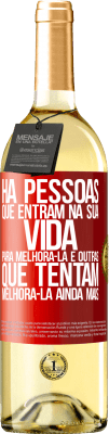 29,95 € Envio grátis | Vinho branco Edição WHITE Há pessoas que entram na sua vida para melhorá-la e outras que tentam melhorá-la ainda mais Etiqueta Vermelha. Etiqueta personalizável Vinho jovem Colheita 2023 Verdejo