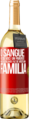 29,95 € Envio grátis | Vinho branco Edição WHITE O sangue faz de você um parente, mas a lealdade faz de você uma família Etiqueta Vermelha. Etiqueta personalizável Vinho jovem Colheita 2023 Verdejo