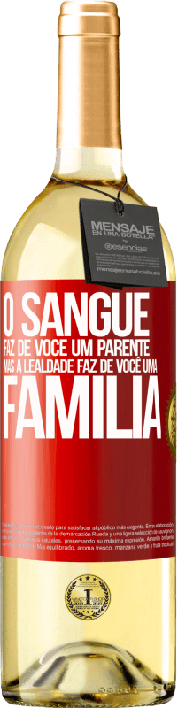 29,95 € Envio grátis | Vinho branco Edição WHITE O sangue faz de você um parente, mas a lealdade faz de você uma família Etiqueta Vermelha. Etiqueta personalizável Vinho jovem Colheita 2024 Verdejo