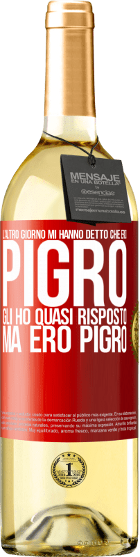 29,95 € Spedizione Gratuita | Vino bianco Edizione WHITE L'altro giorno mi hanno detto che ero pigro, gli ho quasi risposto, ma ero pigro Etichetta Rossa. Etichetta personalizzabile Vino giovane Raccogliere 2024 Verdejo