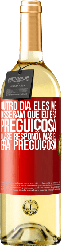 29,95 € Envio grátis | Vinho branco Edição WHITE Outro dia eles me disseram que eu era preguiçosa, quase respondi, mas eu era preguiçosa Etiqueta Vermelha. Etiqueta personalizável Vinho jovem Colheita 2024 Verdejo