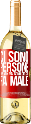 29,95 € Spedizione Gratuita | Vino bianco Edizione WHITE Ci sono persone che non valgono ciò che fa male Etichetta Rossa. Etichetta personalizzabile Vino giovane Raccogliere 2024 Verdejo