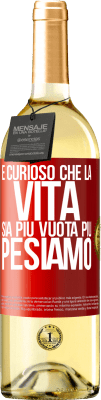 29,95 € Spedizione Gratuita | Vino bianco Edizione WHITE È curioso che la vita sia più vuota, più pesiamo Etichetta Rossa. Etichetta personalizzabile Vino giovane Raccogliere 2025 Verdejo