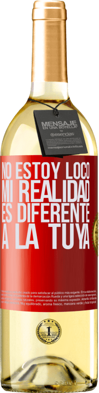 29,95 € Envío gratis | Vino Blanco Edición WHITE No estoy loco, mi realidad es diferente a la tuya Etiqueta Roja. Etiqueta personalizable Vino joven Cosecha 2023 Verdejo