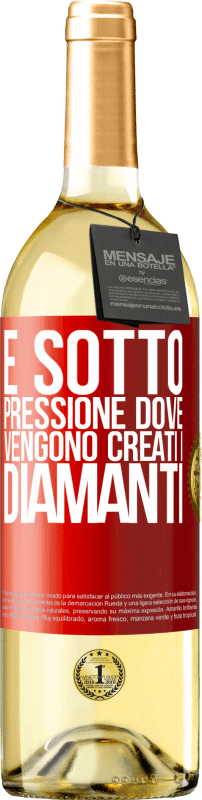 29,95 € Spedizione Gratuita | Vino bianco Edizione WHITE È sotto pressione dove vengono creati i diamanti Etichetta Rossa. Etichetta personalizzabile Vino giovane Raccogliere 2024 Verdejo