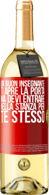 29,95 € Spedizione Gratuita | Vino bianco Edizione WHITE Un buon insegnante ti apre la porta, ma devi entrare nella stanza per te stesso Etichetta Rossa. Etichetta personalizzabile Vino giovane Raccogliere 2025 Verdejo