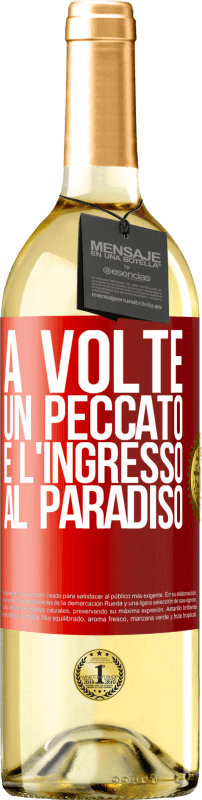 29,95 € Spedizione Gratuita | Vino bianco Edizione WHITE A volte un peccato è l'ingresso al paradiso Etichetta Rossa. Etichetta personalizzabile Vino giovane Raccogliere 2024 Verdejo