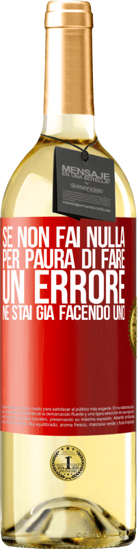 29,95 € Spedizione Gratuita | Vino bianco Edizione WHITE Se non fai nulla per paura di fare un errore, ne stai già facendo uno Etichetta Rossa. Etichetta personalizzabile Vino giovane Raccogliere 2024 Verdejo