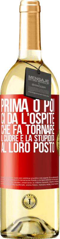 29,95 € Spedizione Gratuita | Vino bianco Edizione WHITE Prima o poi ci dà l'ospite che fa tornare il cuore e la stupidità al loro posto Etichetta Rossa. Etichetta personalizzabile Vino giovane Raccogliere 2024 Verdejo