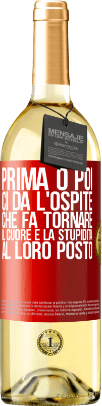 29,95 € Spedizione Gratuita | Vino bianco Edizione WHITE Prima o poi ci dà l'ospite che fa tornare il cuore e la stupidità al loro posto Etichetta Rossa. Etichetta personalizzabile Vino giovane Raccogliere 2025 Verdejo