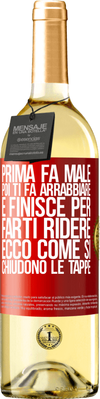 29,95 € Spedizione Gratuita | Vino bianco Edizione WHITE Prima fa male, poi ti fa arrabbiare e finisce per farti ridere. Ecco come si chiudono le tappe Etichetta Rossa. Etichetta personalizzabile Vino giovane Raccogliere 2024 Verdejo