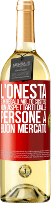 29,95 € Spedizione Gratuita | Vino bianco Edizione WHITE L'onestà è un regalo molto costoso. Non aspettarti dalle persone a buon mercato Etichetta Rossa. Etichetta personalizzabile Vino giovane Raccogliere 2024 Verdejo