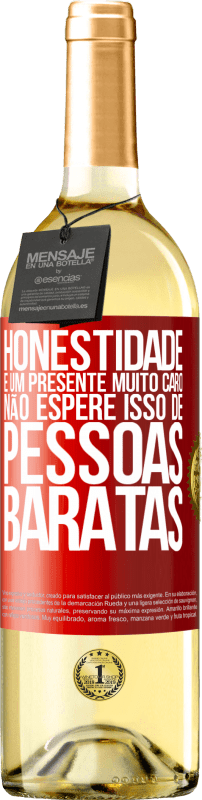 29,95 € Envio grátis | Vinho branco Edição WHITE Honestidade é um presente muito caro. Não espere isso de pessoas baratas Etiqueta Vermelha. Etiqueta personalizável Vinho jovem Colheita 2024 Verdejo