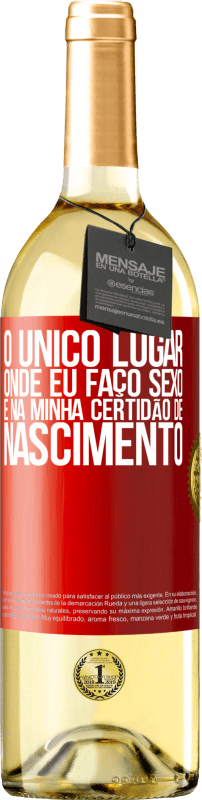 29,95 € Envio grátis | Vinho branco Edição WHITE O único lugar onde eu faço sexo é na minha certidão de nascimento Etiqueta Vermelha. Etiqueta personalizável Vinho jovem Colheita 2024 Verdejo