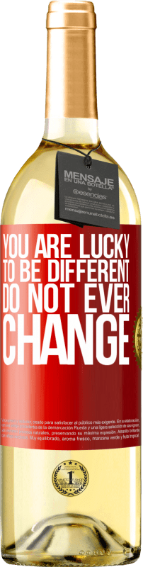 29,95 € Free Shipping | White Wine WHITE Edition You are lucky to be different. Do not ever change Red Label. Customizable label Young wine Harvest 2024 Verdejo