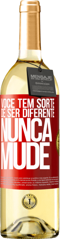 29,95 € Envio grátis | Vinho branco Edição WHITE Você tem sorte de ser diferente. Nunca mude Etiqueta Vermelha. Etiqueta personalizável Vinho jovem Colheita 2024 Verdejo