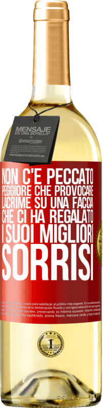 29,95 € Spedizione Gratuita | Vino bianco Edizione WHITE Non c'è peccato peggiore che provocare lacrime su una faccia che ci ha regalato i suoi migliori sorrisi Etichetta Rossa. Etichetta personalizzabile Vino giovane Raccogliere 2024 Verdejo