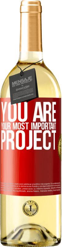 29,95 € 送料無料 | 白ワイン WHITEエディション あなたはあなたの最も重要なプロジェクトです 赤いタグ. カスタマイズ可能なラベル 若いワイン 収穫 2023 Verdejo