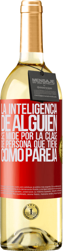 29,95 € Envío gratis | Vino Blanco Edición WHITE La inteligencia de alguien se mide por la clase de persona que tiene como pareja Etiqueta Roja. Etiqueta personalizable Vino joven Cosecha 2024 Verdejo