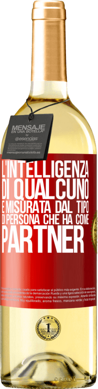 29,95 € Spedizione Gratuita | Vino bianco Edizione WHITE L'intelligenza di qualcuno è misurata dal tipo di persona che ha come partner Etichetta Rossa. Etichetta personalizzabile Vino giovane Raccogliere 2024 Verdejo